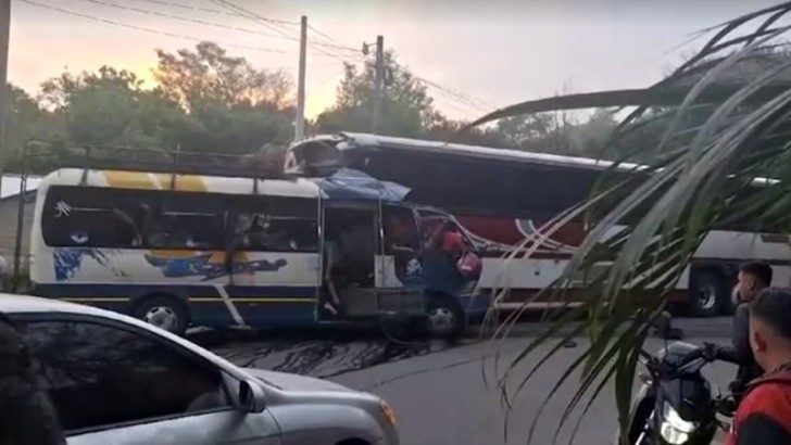 Hondurasda iki avtobusun toqquşması nəticəsində 19 nəfər ölüb