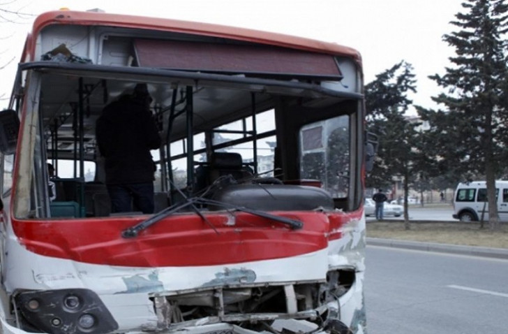Bakıda avtobus qəzasında 10 nəfər xəsarət alıb-