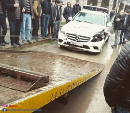 Yol polisinə yeni verilmiş “Mercedes" qəza törədib-