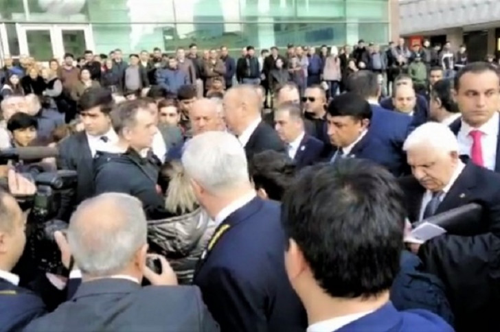 İlham Əliyev metronun qarşısında sakinlərlə görüşüb, problemlərini dinlədi -