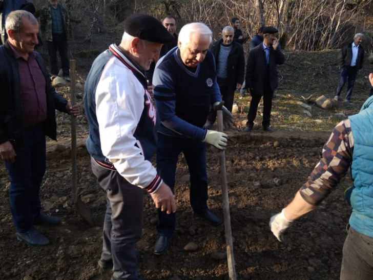 Hadı Rəcəbli əlinə bel alıb fəhləliyə başladı –