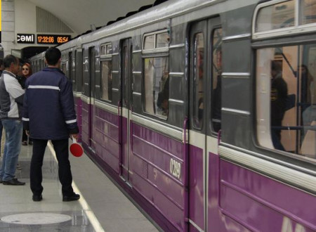 Bakı metrosunda pulsuz dəqiqələr - Sərnişinlər ödənişsiz olaraq stansiyalara buraxılıb