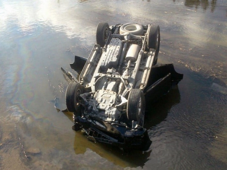 Avtomobil kanala aşıb, ər-arvad boğularaq öldü