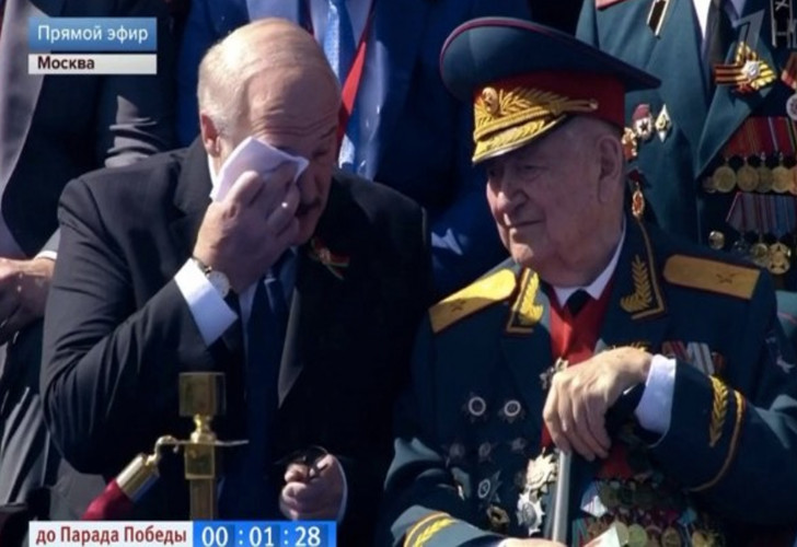 Lukaşenko müharibə veteranının qarşısında belə ağladı -