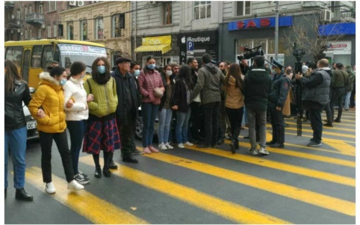 Yerevanda etirazçıların üstünə avtomobil sürülüb