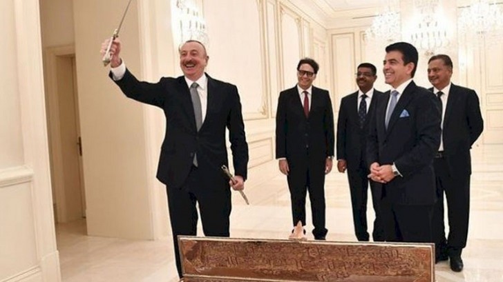 Azərbaycan Prezidentinə qılınc hədiyyə edildi -