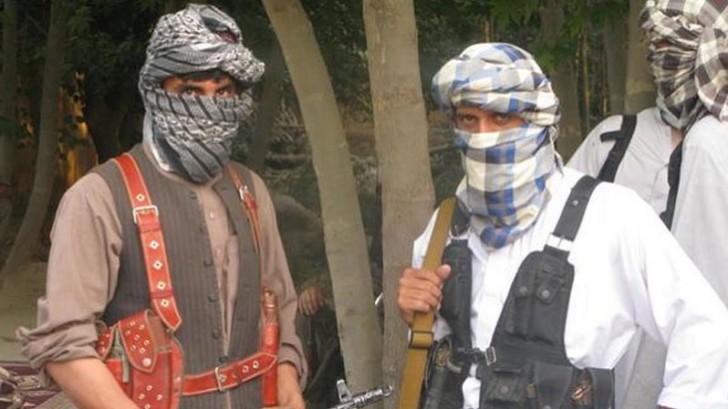 “Taliban” ölkəni ələ keçirməyə davam edir, hərbçilər Tacikistana qaçır
