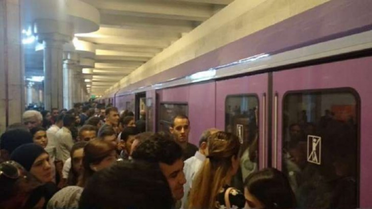 Bakı metrosunda qadın qatar yoluna düşüb