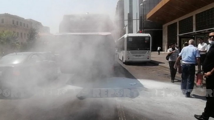 Bakıda "BakuBus" avtobusu yandı: