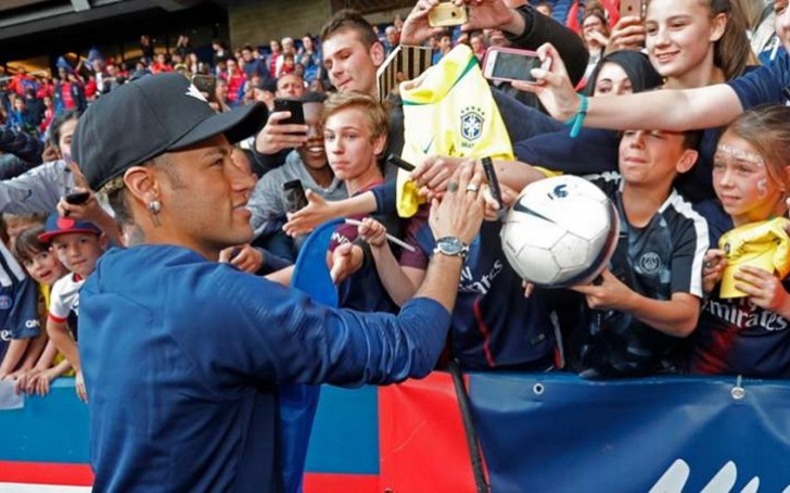 Neymar PSJ-də azarkeşlərlə rəftarına görə əlavə pul alır