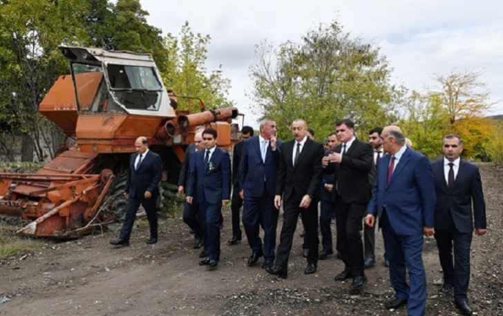 Prezident cəbhəyə yollandığı gün övladı doğulan şəhidin atası ilə görüşdü