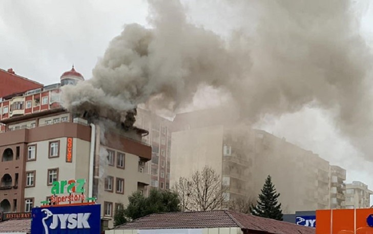 Bakıda “Qoç ət” restoranı yandı -