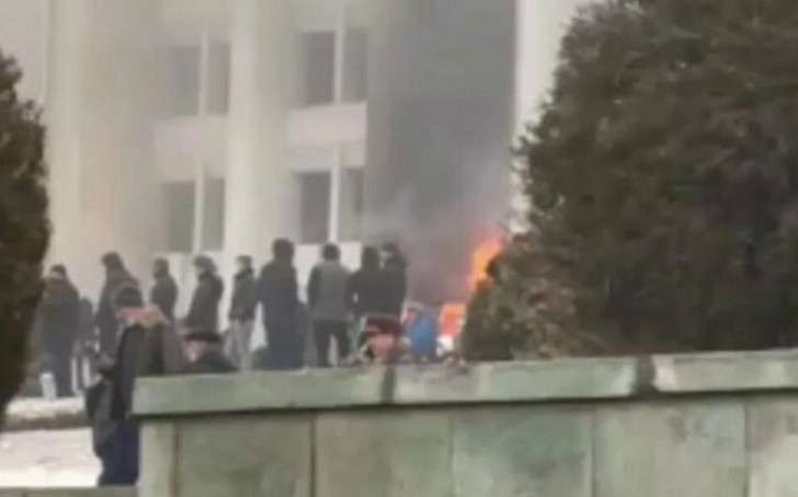 Etirazçılar Almatıda prezident iqamətgahını yandırıblar
