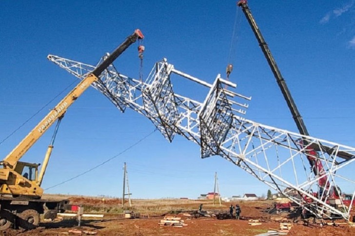 Ağsuda elektrik dirəkləri aşıb: Yolların və kəndlərin enerji təchizatı kəsilib