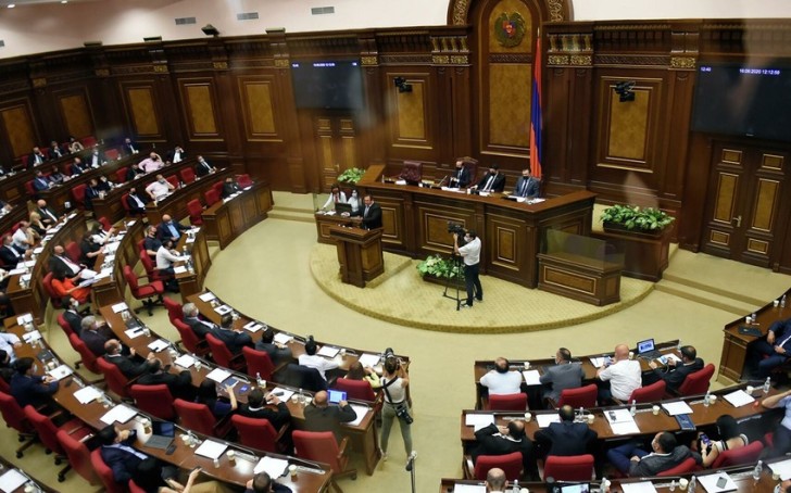 Ermənistanda ilk turda yeni prezidenti seçmək mümkün olmayıb