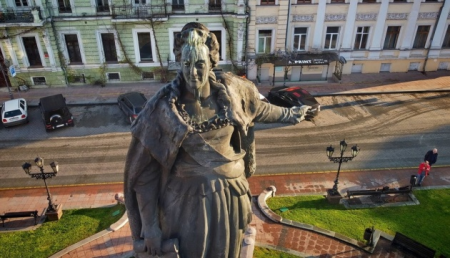 Ukraynada rus imperatriçasının heykəli sökülür