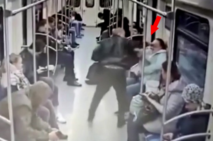 Metroda telefonda uca səslə danışan qadının üzünü kəsdilər -