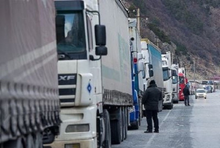 Gürcüstan-Rusiya yolu yük maşınları üçün bağlanıb