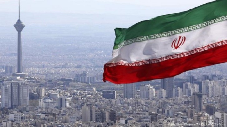 İranda etirazçılar Bəsic üzvünü öldürüldü