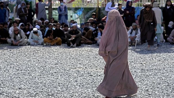 Taliban qadınların kişi həkimlərə getməsini qadağan edir