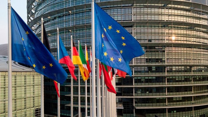 Avropa Parlamenti Xameneyi və Rəisiyə qarşı sanksiyalar tələb edir