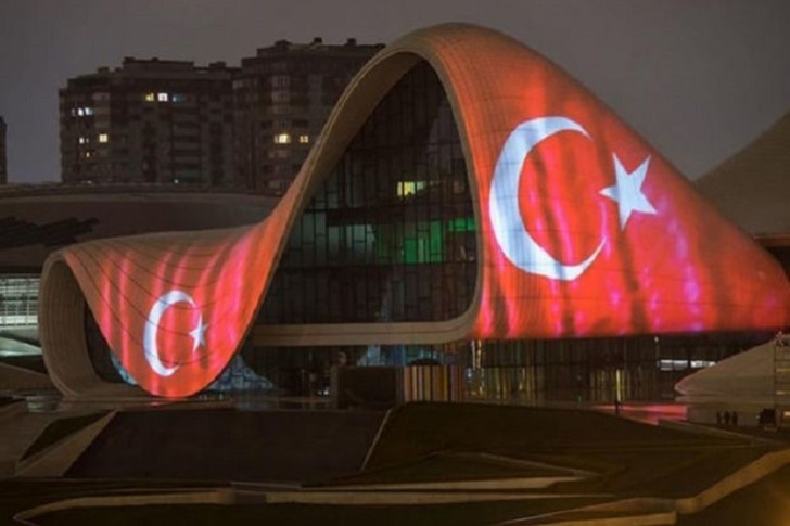 Heydər Əliyev Mərkəzinin binası Türkiyənin Dövlət bayrağı rəngində işıqlandırılıb -