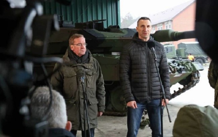 Kliçko Almaniyanın müdafiə naziri ilə Ukrayna hərbçilərinin olduğu poliqonu ziyarət edib