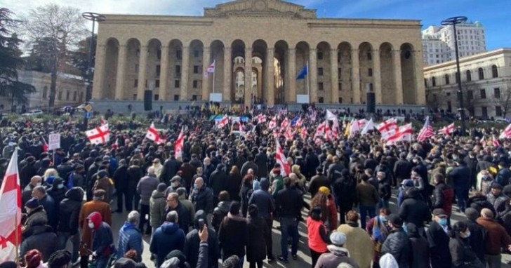Gürcüstan parlamentinin qarşısında etirazçılar toplaşıb