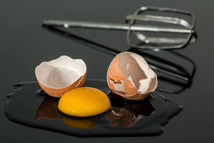 Çiy yumurta sarısı istehlak etməyin faydaları və zərərləri