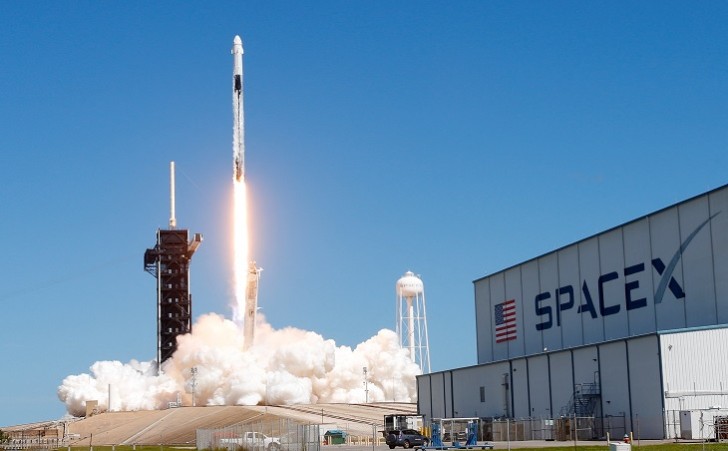 "SpaceX" "Falcon 9"-un buraxılışını saniyələr qalmış ləğv edib