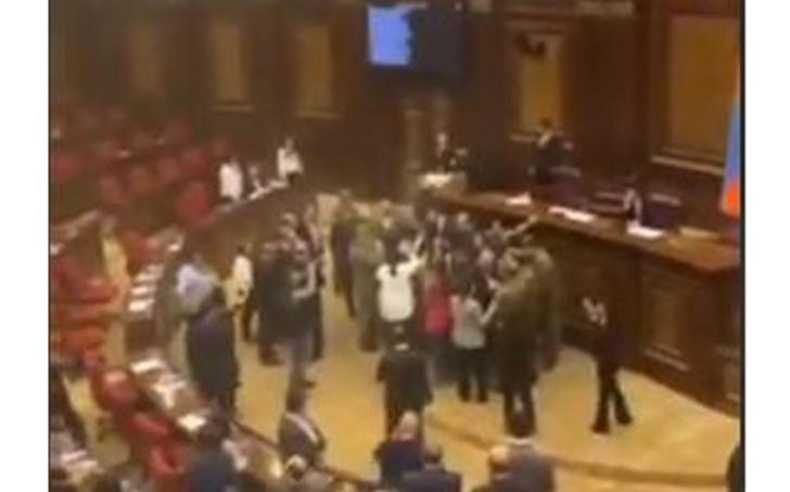 Ermənistan parlamentində dava düşüb -