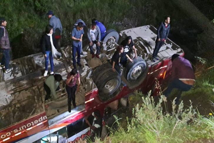 Meksikada avtobus qəzası 18 nəfərin ölümünə səbəb oldu