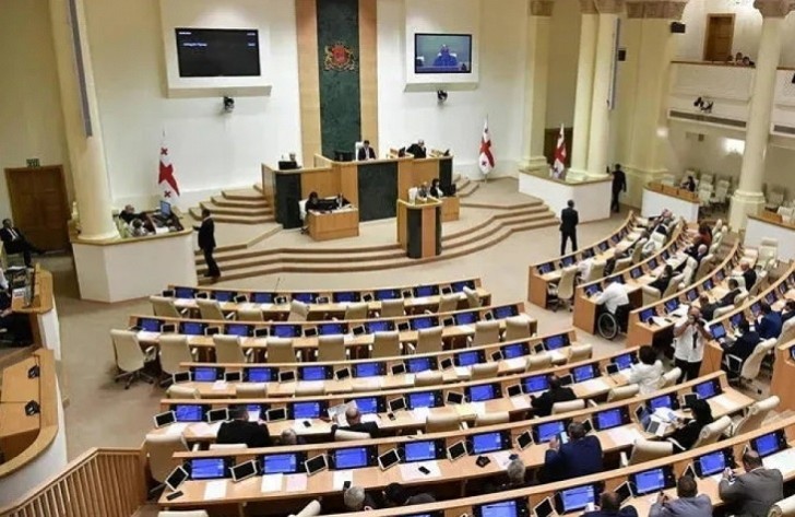 Gürcüstan parlamentində deputatlar dava edib