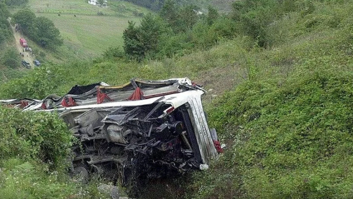 Kəşmirdə 75 nəfəri daşıyan sərnişin avtobusu dərəyə düşdü: