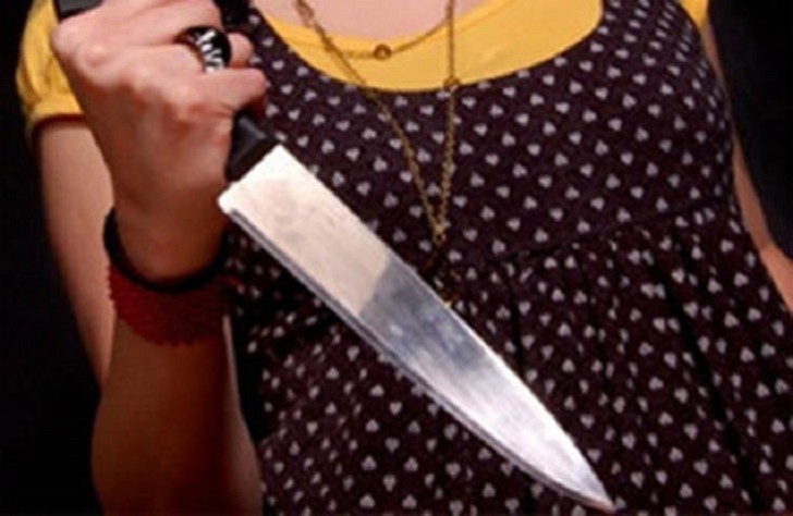 Eks-sevgilisi qadın ofisiantı döydü, o isə bıçaqladı