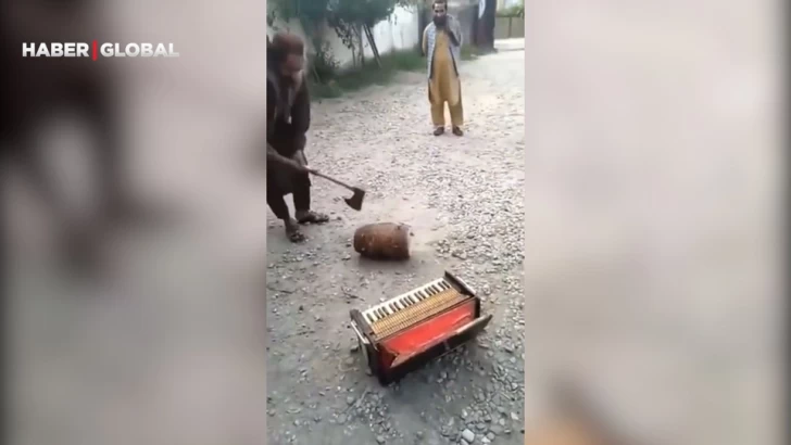 Taliban üzvləri caiz deyil deyərək musiqi alətlərini balta ilə doğradılar -