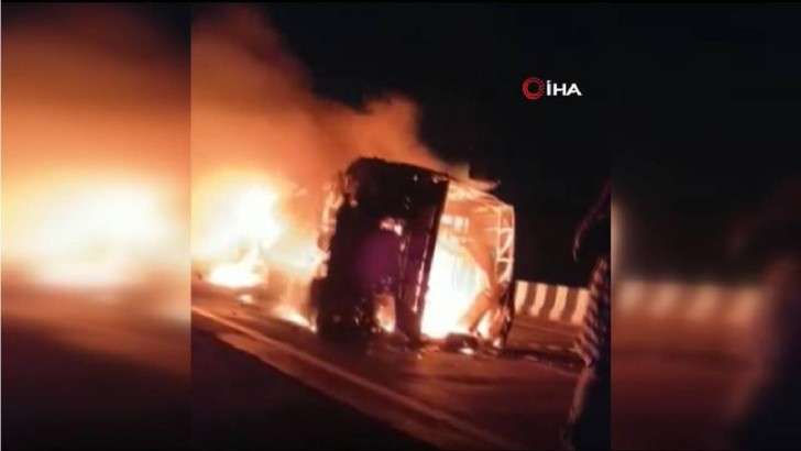 Hindistanda aşmış avtobus yandı -
