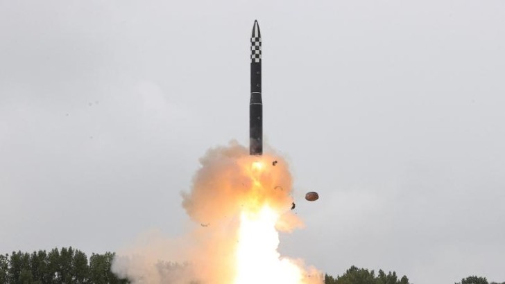 Şimali Koreya "Hwasong-18" qitələrarası ballistik raketini sınaqdan keçirdiyini açıqlayıb