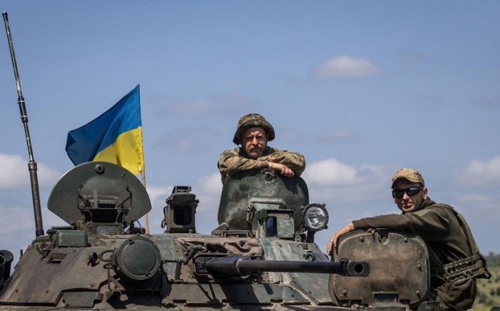 Ukrayna kəşfiyyatçıları Krımda dövlət bayrağını asıblar