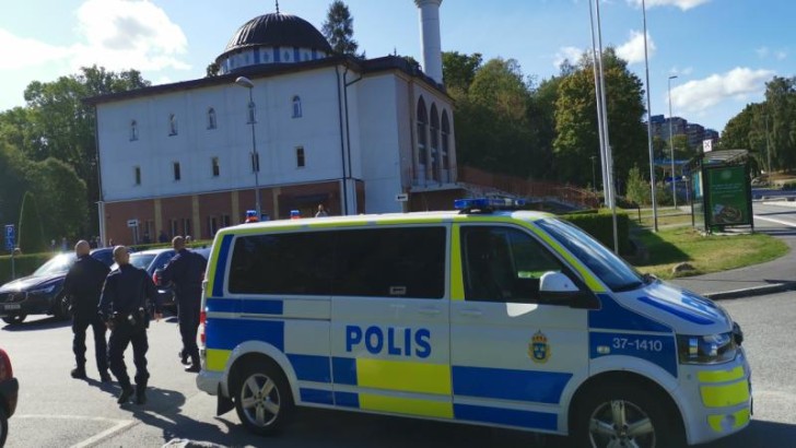 İsveçdə bir iraqlı məscidin qarşısında Qurani-Kərimə hücum edib