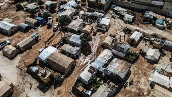 İdlibdə leysan səbəbindən düşərgələrdəki çadırları su basdı
