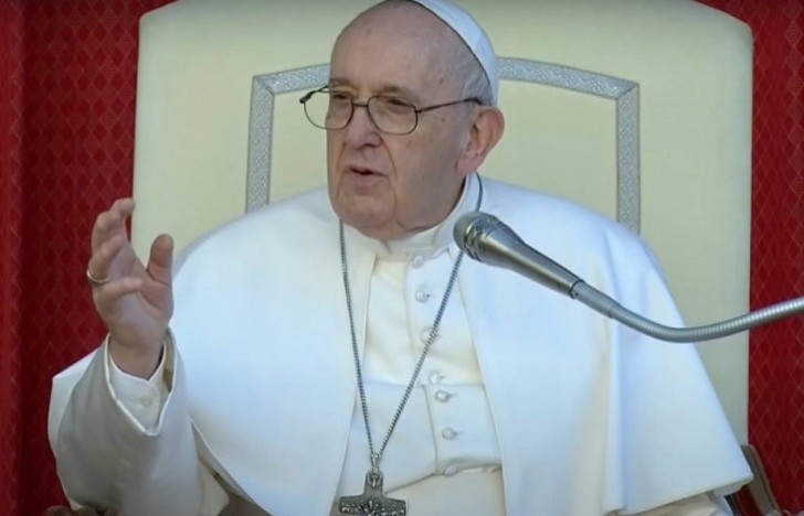 Papa Fransisk Vatikanda dinləyicilər qarşısında özünü pis hiss etdiyindən şikayətlənib