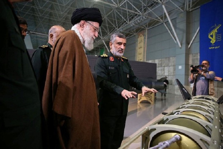 İran yeni qanadlı raketini nümayiş etdirib
