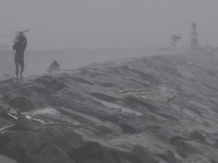 Hindistanın cənubunda şiddətli fırtına səbəbindən məktəblər və iş yerləri bağlanıb