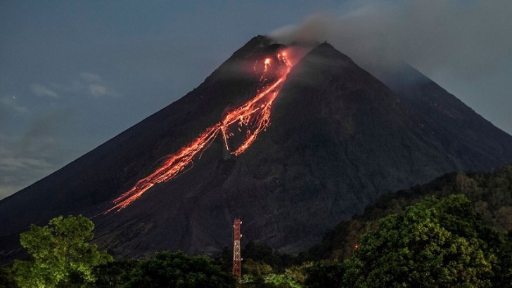 Marapi vulkanında baş verən partlayışlar nəticəsində 22 alpinist həlak olub