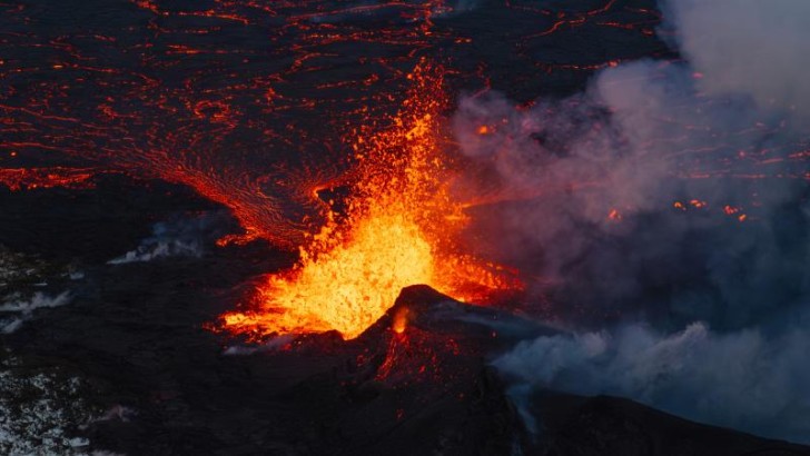 İslandiyadakı vulkandan çıxan kül buludları paytaxta doğru irəliləyir