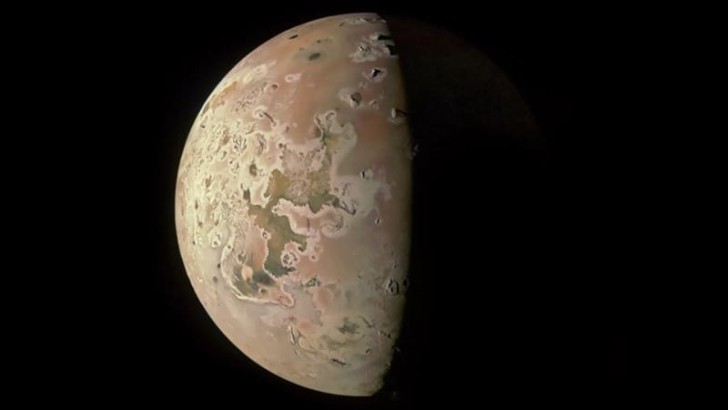 NASA Yupiterin peyki İo-nun ən yaxın şəklini çəkib -