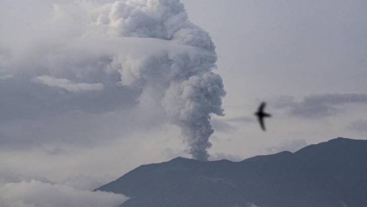 İndoneziyada Levotobi Laki-Laki vulkanı püskürdü