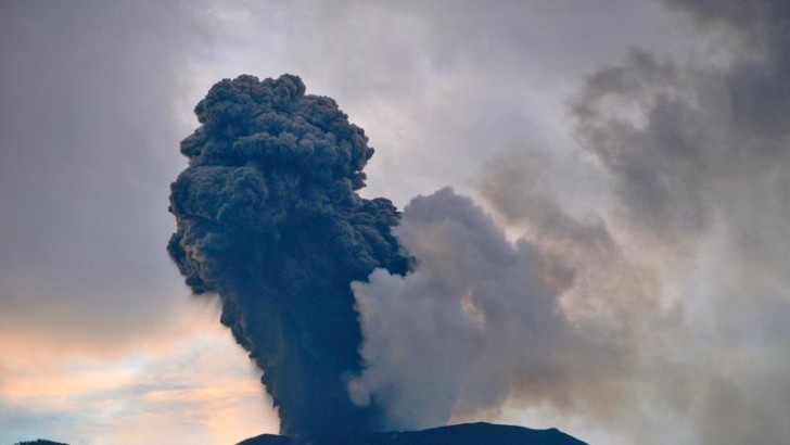 İndoneziyada vulkan püskürməsi səbəbindən 6500 nəfər təxliyə edilib