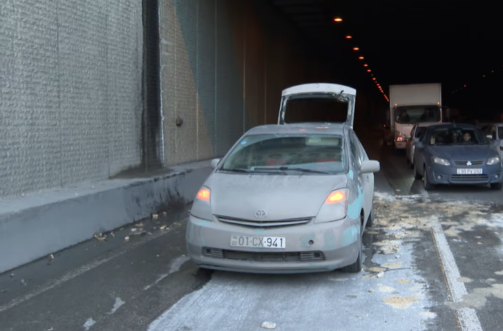 Bakıda körpünün bir hissəsi uçaraq “Prius”u əzdi -